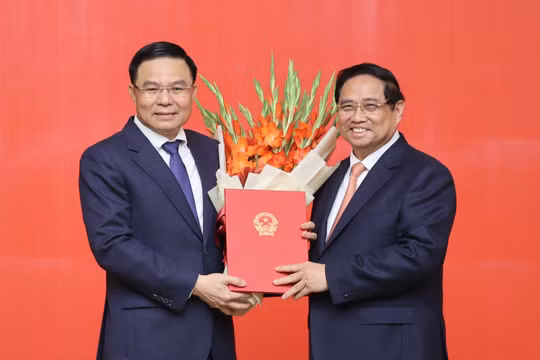 Thủ tướng trao Quyết định giao Quyền Bộ trưởng Bộ Công Thương với ông Lê Mạnh Hùng