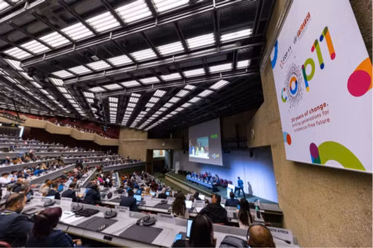 COP11: Ưu tiên bảo vệ giới trẻ trước 'nạn dịch' thuốc lá mới