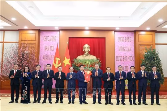 Tổng Bí thư Tô Lâm trao Quyết định của Bộ Chính trị cho 4 Đảng bộ trực thuộc Trung ương và 3 cơ quan Đảng ở Trung ương