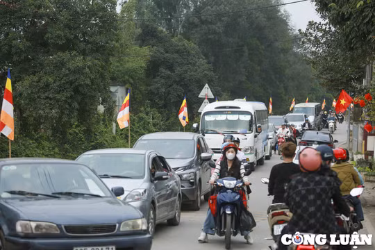 Xe ô tô dịch vụ mùa lễ hội đầu năm chạy không hết khách