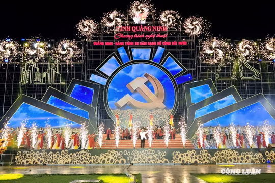 Quảng Ninh: Hàng vạn người dân đội mưa xem chương trình nghệ thuật kỷ niệm 80 năm Quốc khánh 2/9
