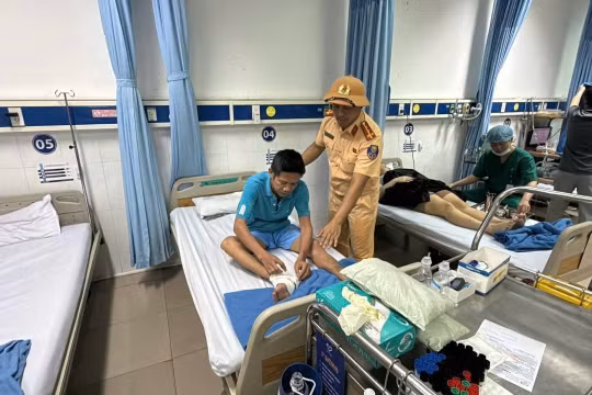 Cảnh sát giao thông Đà Nẵng vượt lũ đưa người dân đi cấp cứu