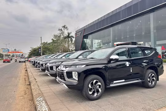Mitsubishi Pajero Sport máy xăng xuất hiện tại đại lý, không có ADAS, giá gần 1,2 tỷ đồng