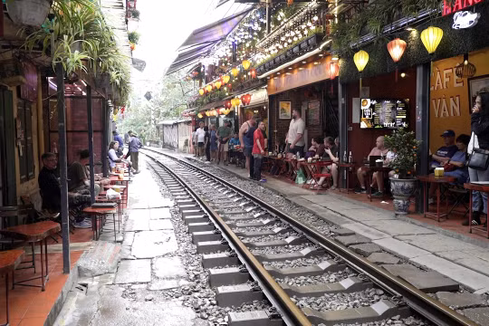 Tăng cường quản lý “phố cà phê đường tàu” ở Hà Nội, đảm bảo an toàn cho du khách