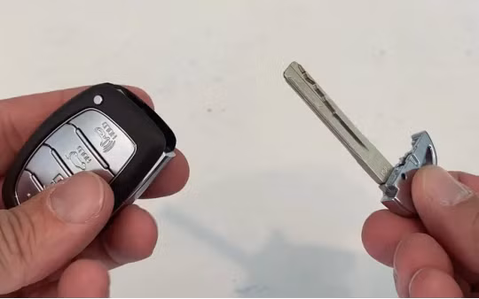 Điều gì xảy ra khi bạn lái ô tô mà quên khóa từ?