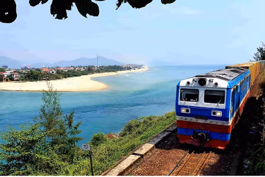 Tạm ngừng chạy hai tàu di sản nối Huế với Đà Nẵng do bão số 12