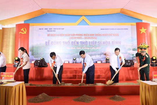 Phó Thủ tướng Nguyễn Chí Dũng dự Lễ động thổ Đền thờ Liệt sĩ Hòa Bình, tặng quà người có công