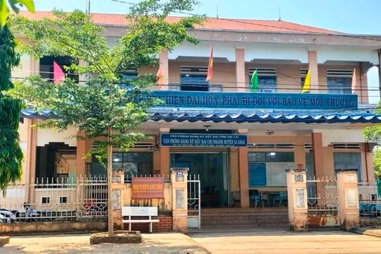 Truy tố 2 chuyên viên phòng Nông nghiệp và Môi trường về tội Nhận hối lộ