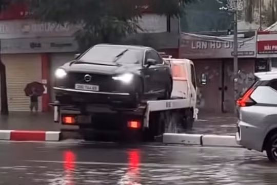 Hà Nội: Tài xế xe cứu hộ đi “tạt” qua dải phân cách bị phạt 5 triệu đồng