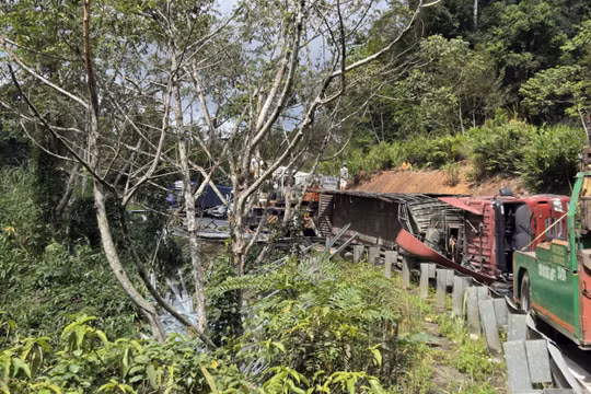 Quảng Ngãi: Xe đầu kéo mất lái, lật chắn ngang đèo Măng Đen khiến giao thông ùn tắc