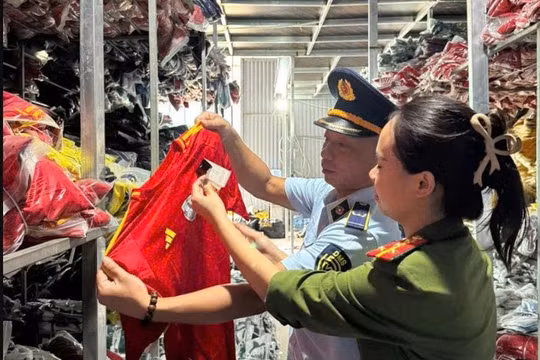 Hà Nội: Khởi tố chủ kho hàng kinh doanh hơn 35.000 bộ quần áo giả mạo