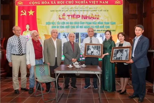 Tiếp nhận hiện vật quý về Chủ tịch Hồ Chí Minh