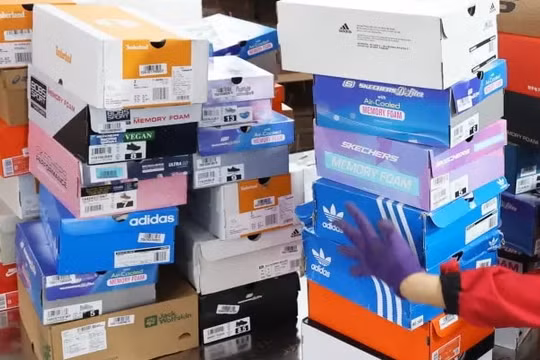 Mỹ bỏ miễn thuế đối với các lô hàng giá trị thấp từ Trung Quốc