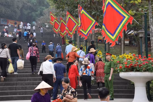 Công an tỉnh Phú Thọ tổ chức tuần tra đảm bảo an ninh trật tự tại Đền Hùng