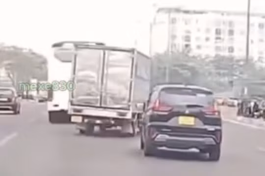TP HCM: Công an truy tìm tài xế lái ô tô lạng lách như phim hành động