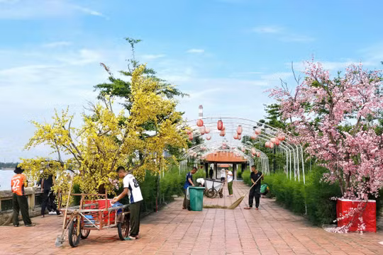 Trung tâm Huấn luyện quốc gia phòng chống khủng bố phối hợp làm vệ sinh môi trường tại khu vực Bến Đò Cổ