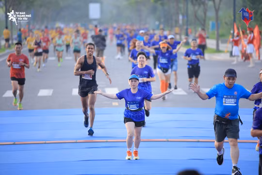 Gần 1.000 người làm báo tham gia Giải đi bộ - chạy bộ ‘Tự hào Thành phố tôi yêu’
