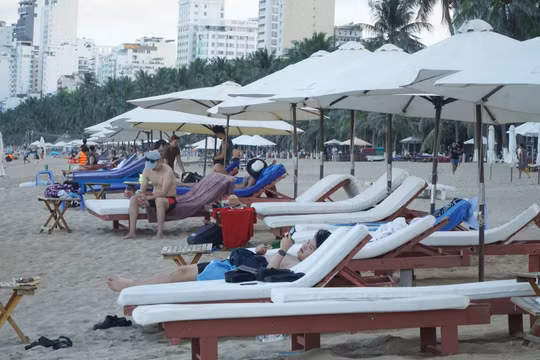 Rà soát toàn bộ dịch vụ trên bãi biển Nha Trang sau việc du khách bị đòi phí 200 nghìn đồng