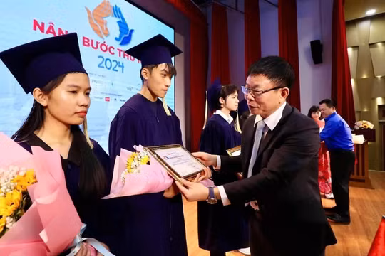 Báo Tiền phong trao học bổng 'Nâng bước thủ khoa' cho 95 sinh viên