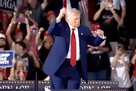 Ông Trump nói kinh tế Mỹ đang 'vĩ đại nhất lịch sử' trong sự kiện 100 ngày