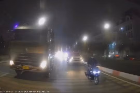 Cảnh sát giao thông Hà Nội mạnh tay xử lý xe quá tải, bảo đảm an toàn giao thông
