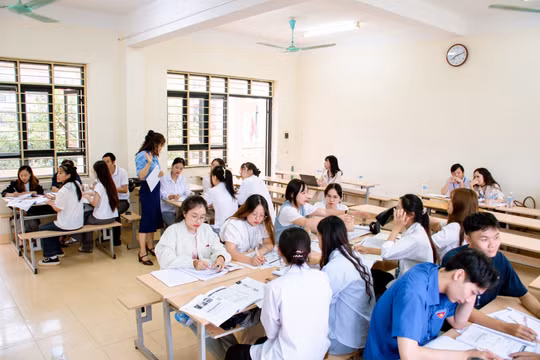 Bị tai nạn lao động, con vẫn được giảm 50% học phí dù bố không làm nhà nước