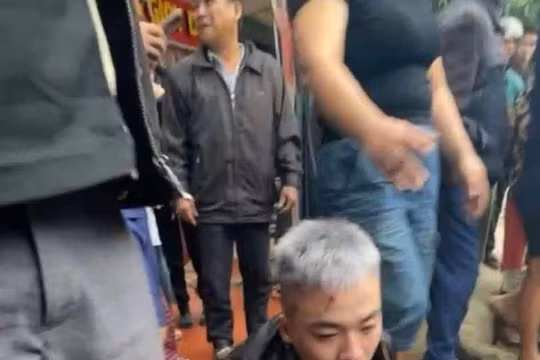 Người dân truy bắt nam thanh niên cướp tiệm vàng ở Thái Nguyên