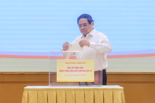 Thủ tướng cùng lãnh đạo Chính phủ ủng hộ đồng bào bị thiệt hại do bão lũ