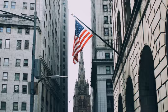Người Mỹ ồ ạt nhập tịch Anh sau khi ông Trump tái đắc cử