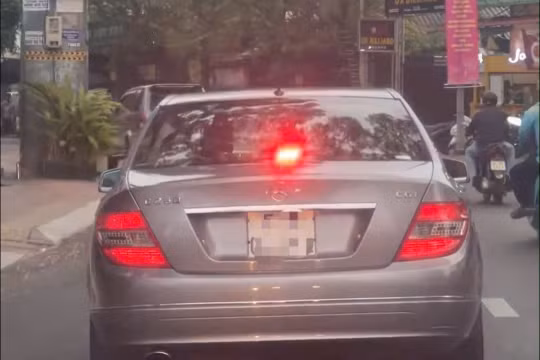 TP HCM: Công an vào cuộc vụ xe Mercedes bật đèn giống xe ưu tiên