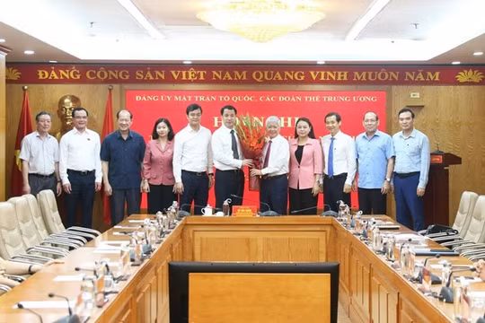 Trao quyết định của Ban Bí thư về điều động, phân công Phó Bí thư chuyên trách Đảng ủy MTTQ, các đoàn thể Trung ương