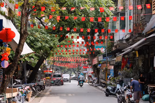 Phố phường, trường lớp, quán xá Thủ đô nhuộm sắc đỏ chào mừng đại lễ 30/4