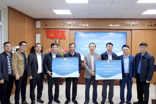 NXB Giáo dục Việt Nam ủng hộ các trường học bị ảnh hưởng bởi lũ lụt tại tỉnh Bắc Ninh