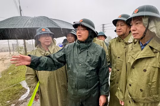 'Đi từng nhà, rà từng khu', đưa người dân đến nơi an toàn để tránh lũ lên nhanh, bất ngờ