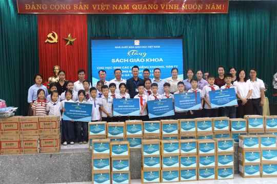 NXB Giáo dục Việt Nam: Luôn sẵn sàng đồng hành cùng thầy cô giáo và học sinh vùng bão lũ