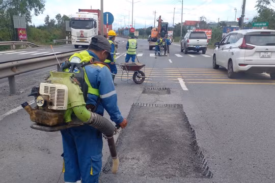 Sửa chữa, vá ổ gà trên Quốc lộ 1 và tuyến tránh TP Huế sau mưa lũ