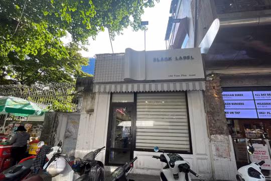 Cửa hàng khóa cửa với khách Việt, mở toang đón khách Tây và bí mật phía sau