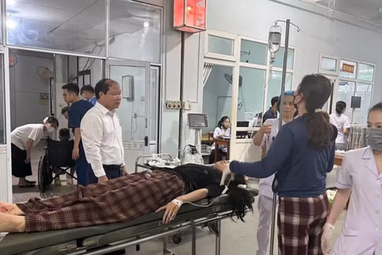 Bộ Y tế yêu cầu tập trung cứu chữa các nạn nhân trong vụ lật xe khách ở Hà Tĩnh