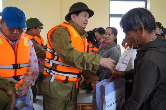 Phó Thủ tướng Mai Văn Chính thăm hỏi, động viên người dân vùng lũ Quảng Trị