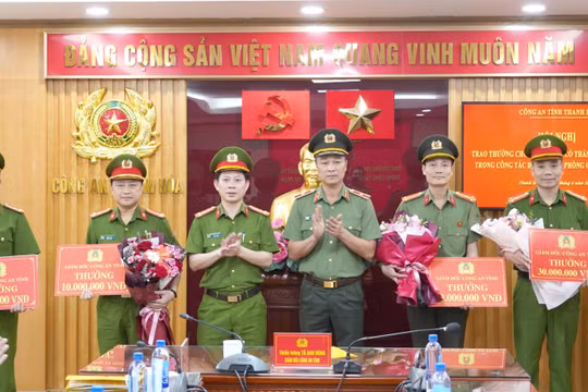 Thanh Hóa: Tân Giám đốc Công an tỉnh trao thưởng các đơn vị có thành tích phòng, chống tội phạm
