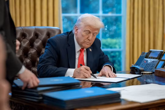 Thế giới, thị trường lo lắng khi ông Trump chuẩn bị áp thuế 'Ngày giải phóng'