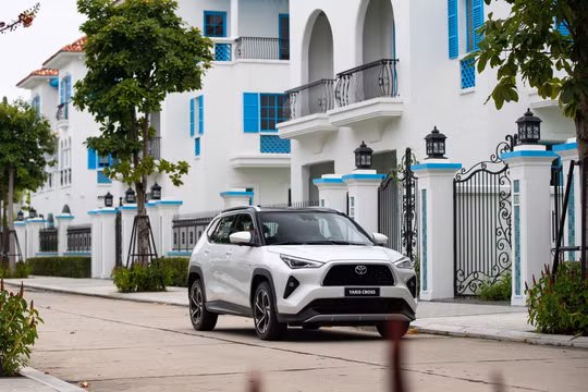 Doanh số ô tô Toyota tăng vọt, xe nhập khẩu tiếp tục áp đảo