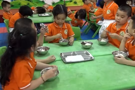 Bộ GD-ĐT: Tăng cường giám sát bếp ăn bán trú trường học