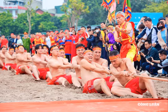 Long Biên rộn ràng ngày hội trình diễn Nghi lễ và trò chơi kéo co