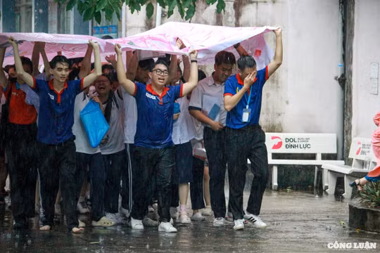 Sĩ tử, phụ huynh ở TP HCM ướt sũng giữa cơn mưa lớn