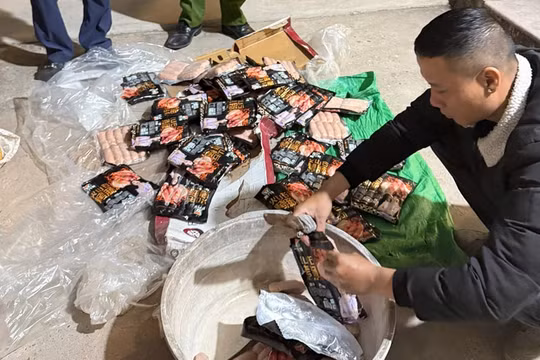 Phát hiện xe ô tô vận chuyển hơn 3 tạ xúc xích không rõ nguồn gốc tại Bắc Ninh