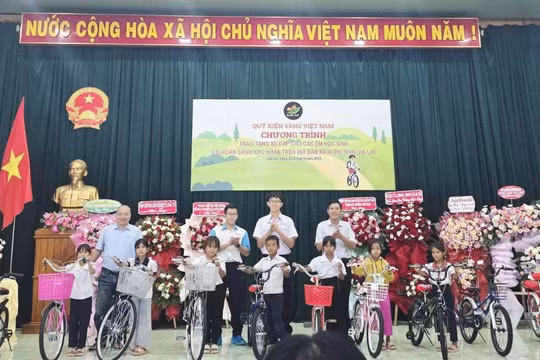 Quỹ Kiến Vàng Việt Nam trao tặng 65 xe đạp cho học sinh nghèo tại Gia Lai