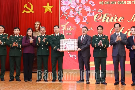 Lãnh đạo tỉnh Nam Định thăm, chúc Tết các đơn vị làm nhiệm vụ đêm Giao thừa