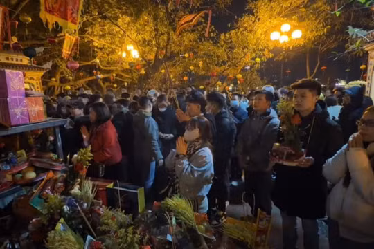 Biển người đi lễ Phủ Tây Hồ sau đêm giao thừa