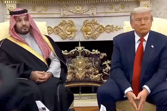 Ông Trump nổi giận với phóng viên, dọa tước giấy phép đài truyền hình Mỹ